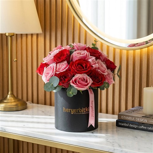 Premium Siyah Kutuda 30'lu Pembe ve Kırmızı Güller