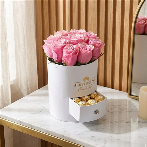 Premium Beyaz Kutuda Pembe Güller ve Ferrero Rocher