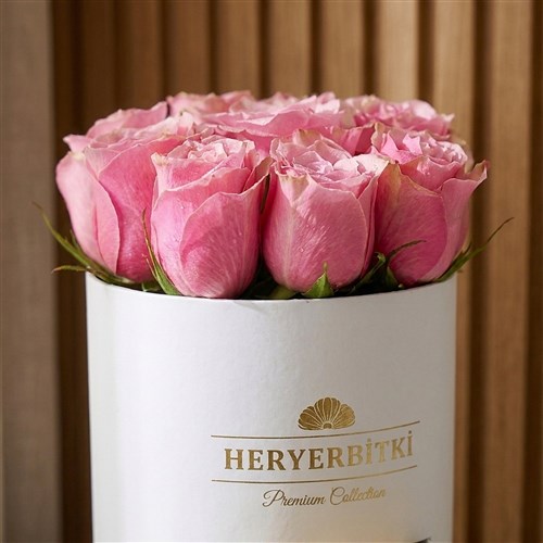 Premium Beyaz Kutuda Pembe Güller ve Ferrero Rocher