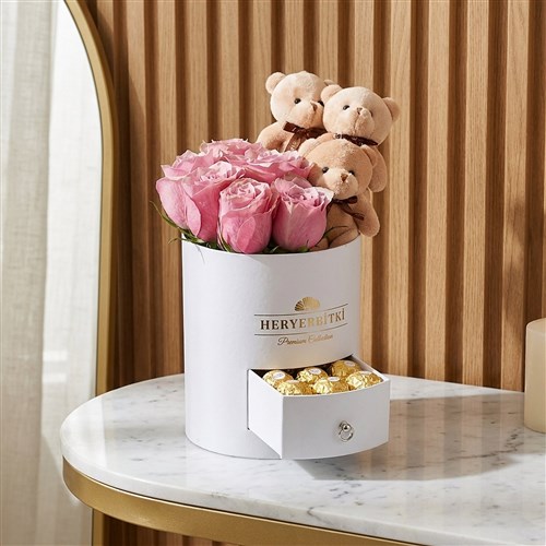 Premium Beyaz Kutuda Pembe Güller, Ayıcık ve Ferrero Rocher