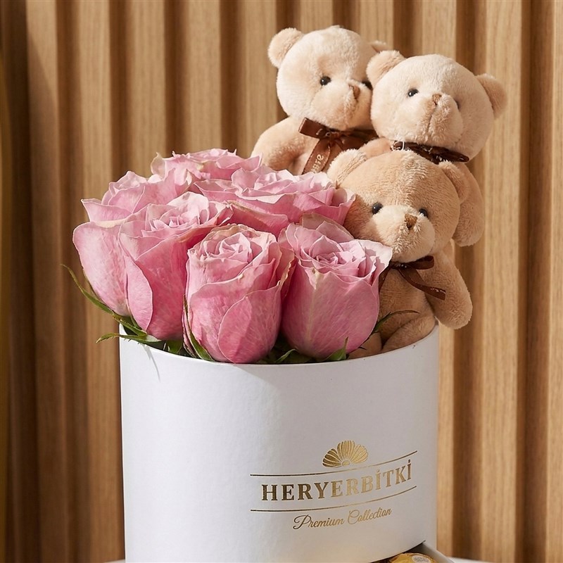 Premium Beyaz Kutuda Pembe Güller, Ayıcık ve Ferrero Rocher
