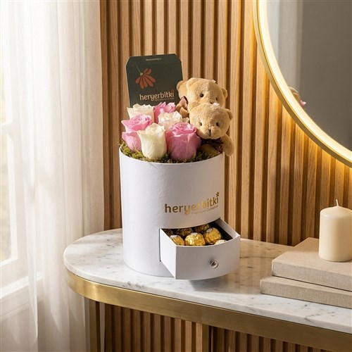 Premium Beyaz Kutuda Pembe ve Beyaz Güller, Ayıcık ve Ferrero Rocher