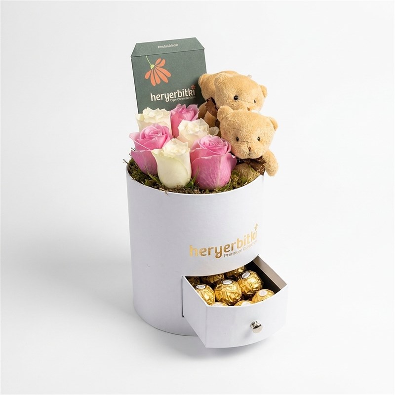 Premium Beyaz Kutuda Pembe ve Beyaz Güller, Ayıcık ve Ferrero Rocher