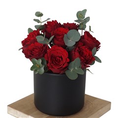 siyah saksıda kırmızı güller aranjmanı