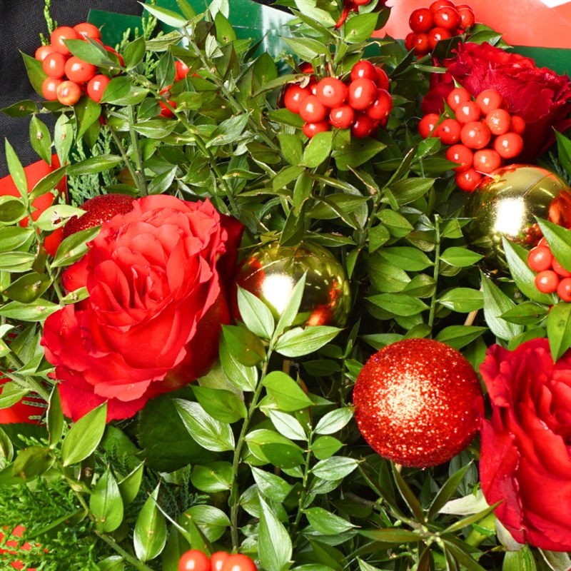 Festive Red Bloom (Kokina ve Güller Aranjmanı)