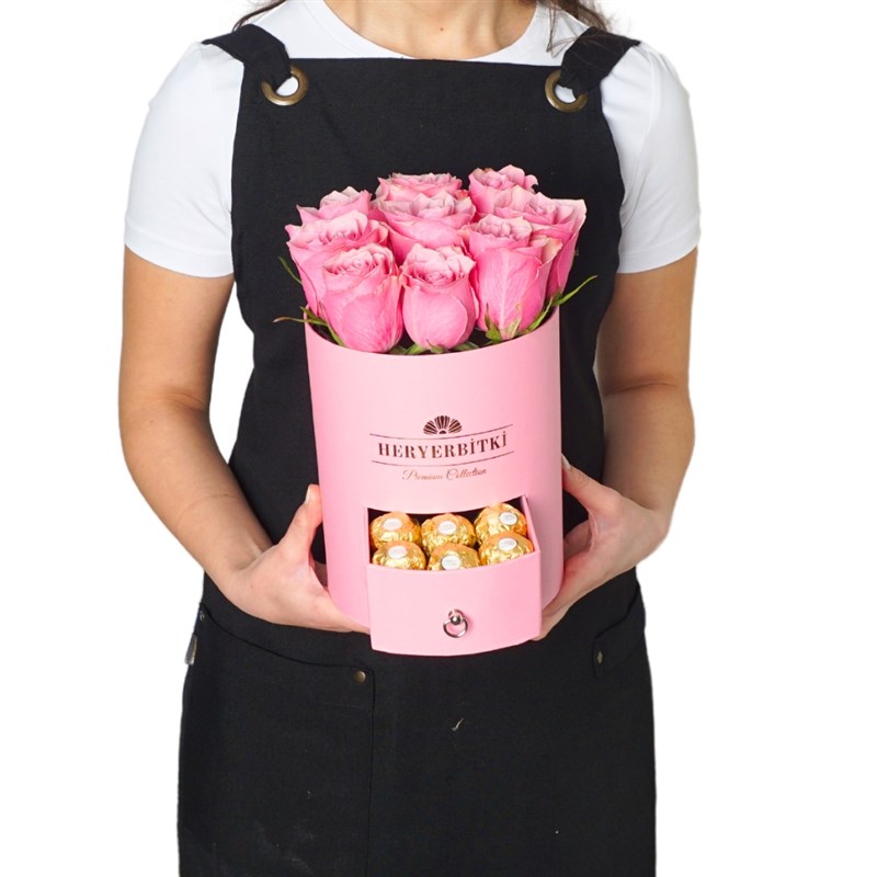 Premium Pembe Kutuda Pembe Güller ve Ferrero Rocher