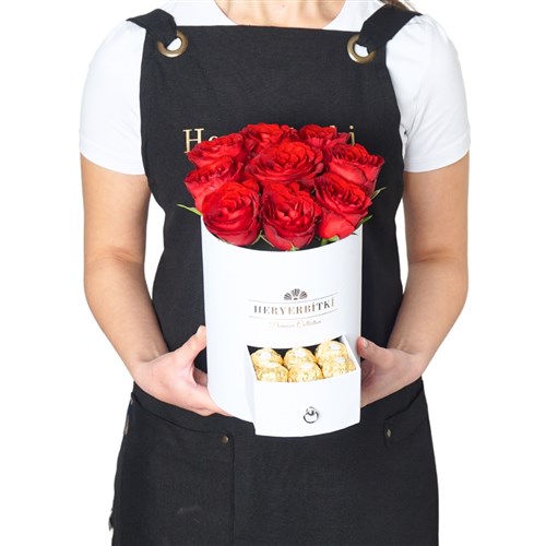 Premium Beyaz Kutuda Kırmızı Güller ve Rocher
