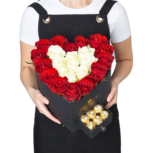 Premium Kalp Kutuda Kırmızı, Beyaz Güller ve Ferrero Rocher