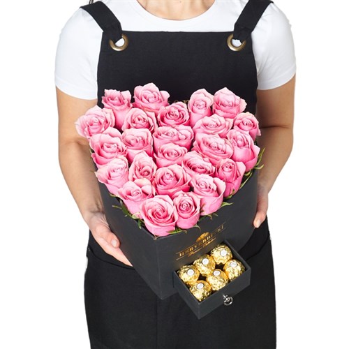 Premium Kalp Kutuda 24'lü Pembe Güller ve Ferrero Rocher