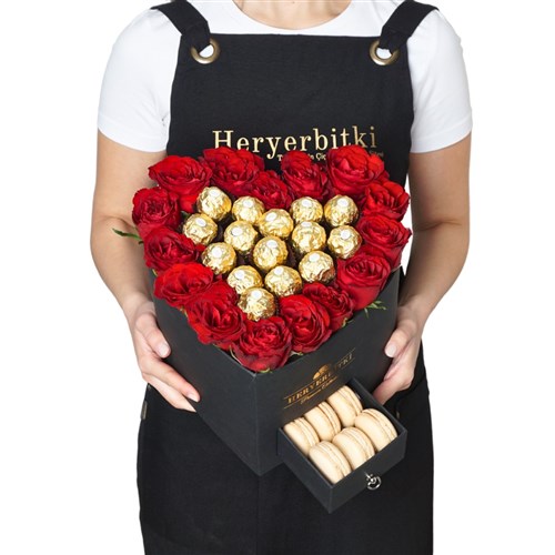 Premium Kalp Kutuda Ferrero Rocher, Macaron ve Kırmızı Gül