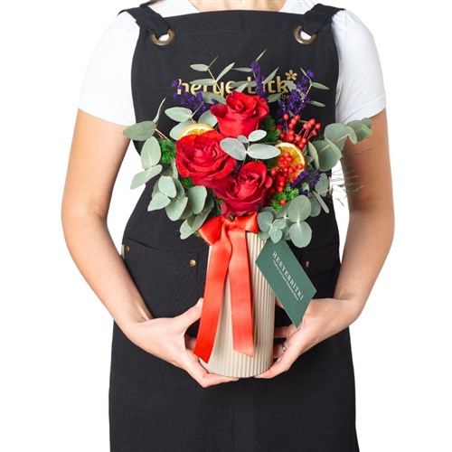 Floral Ruby Embrace (3 Kırmızı Gül)