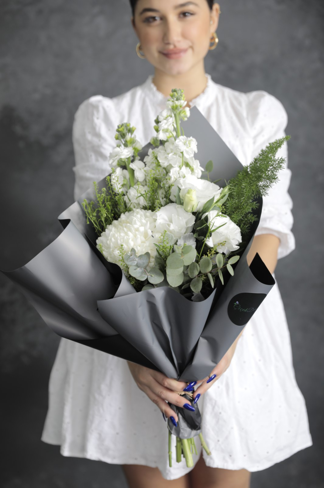 Anastasia ve Beyaz Çiçek Buketi