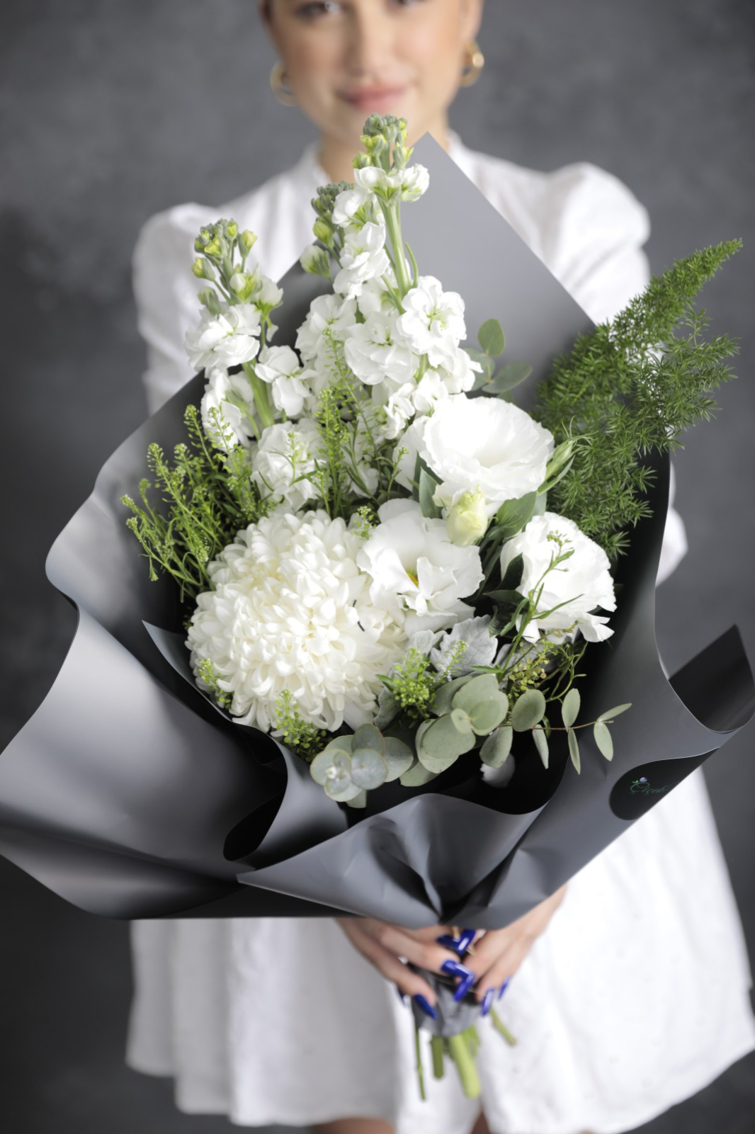 Anastasia ve Beyaz Çiçek Buketi
