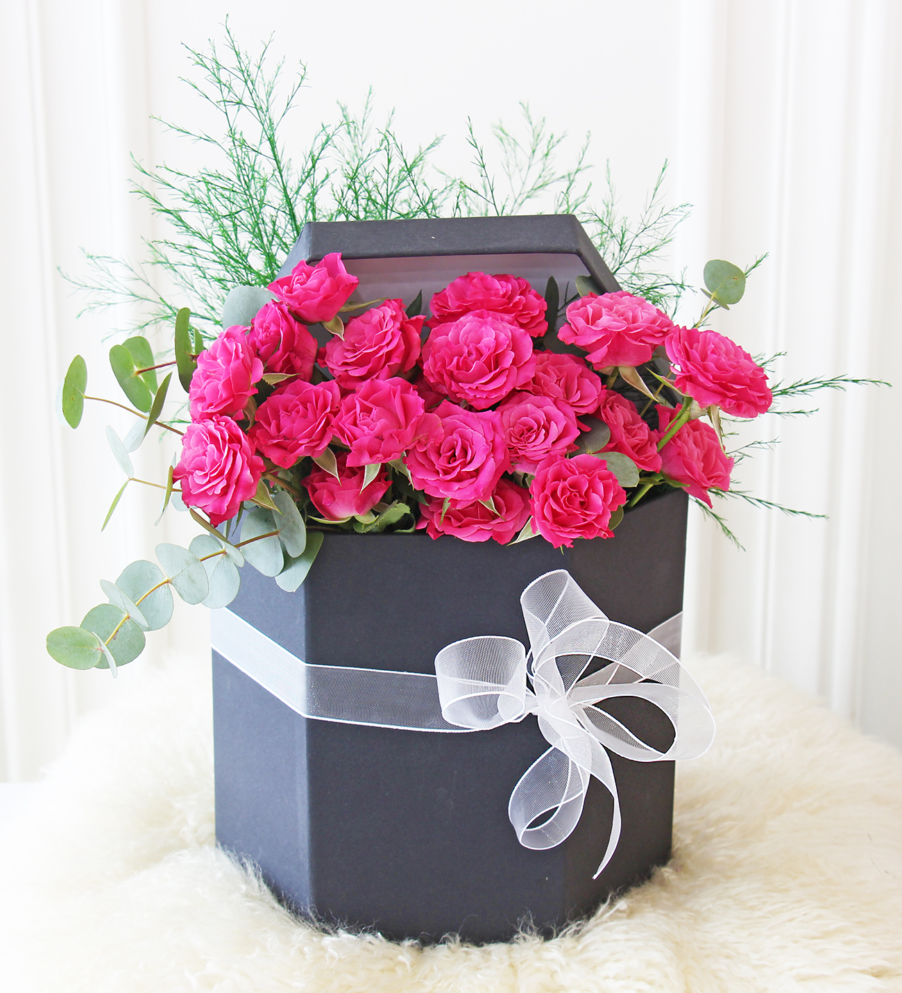 Siyah kutu seri pembe çardak güller aranjmanı