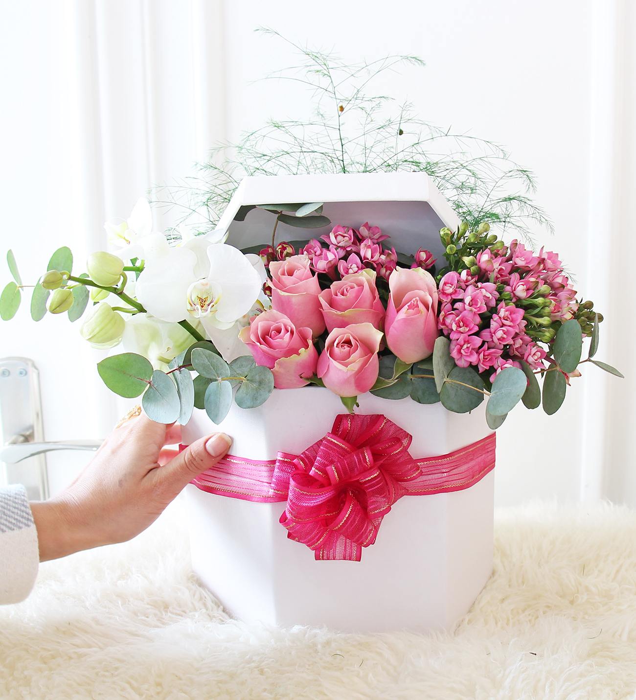 Beyaz kutu seri pembe güller ve orkide tasarımı