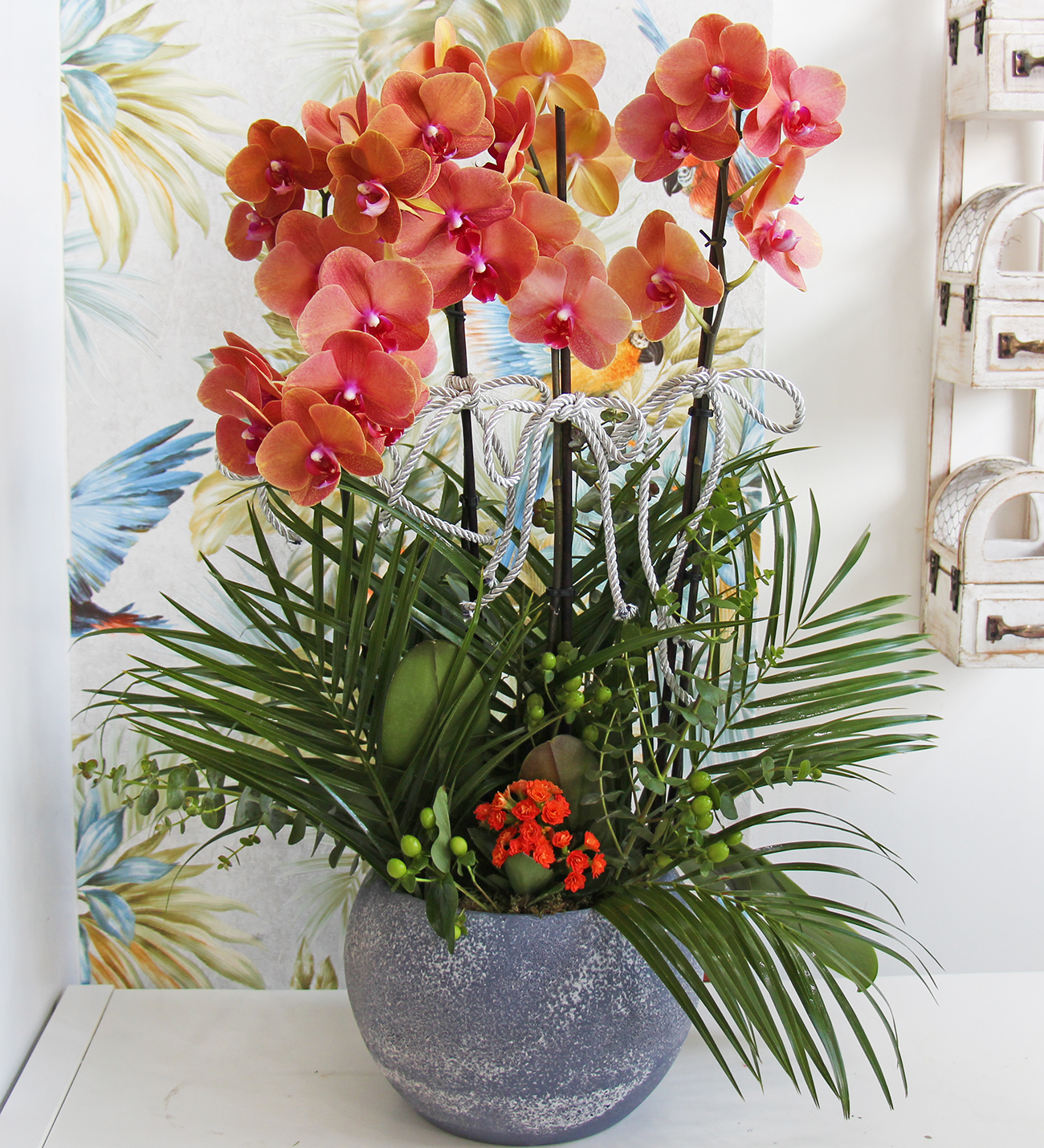 Klasik seri seramik vazo da 4 dallı ateş rengi orkide tasarımı