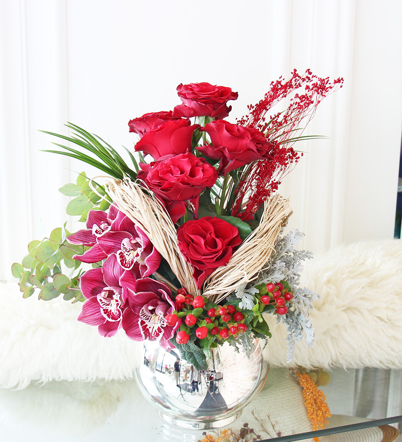 Gümüş fanus seri kırmızı güller ve bordo simbidyum orkide aranjmanı
