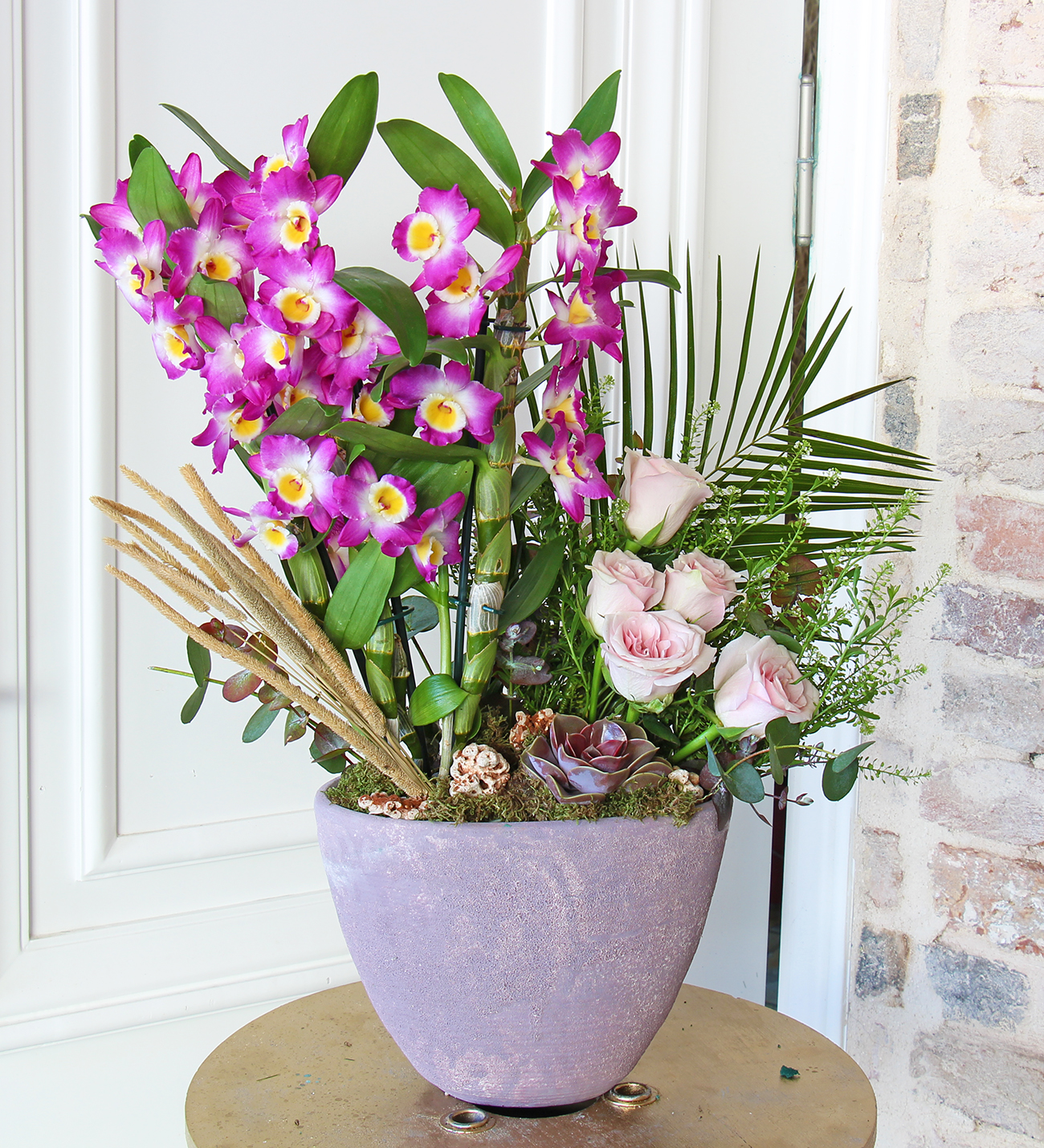 Matila seramik vazo Dendrobium Deluxe Orkide ve güller aranjmanı