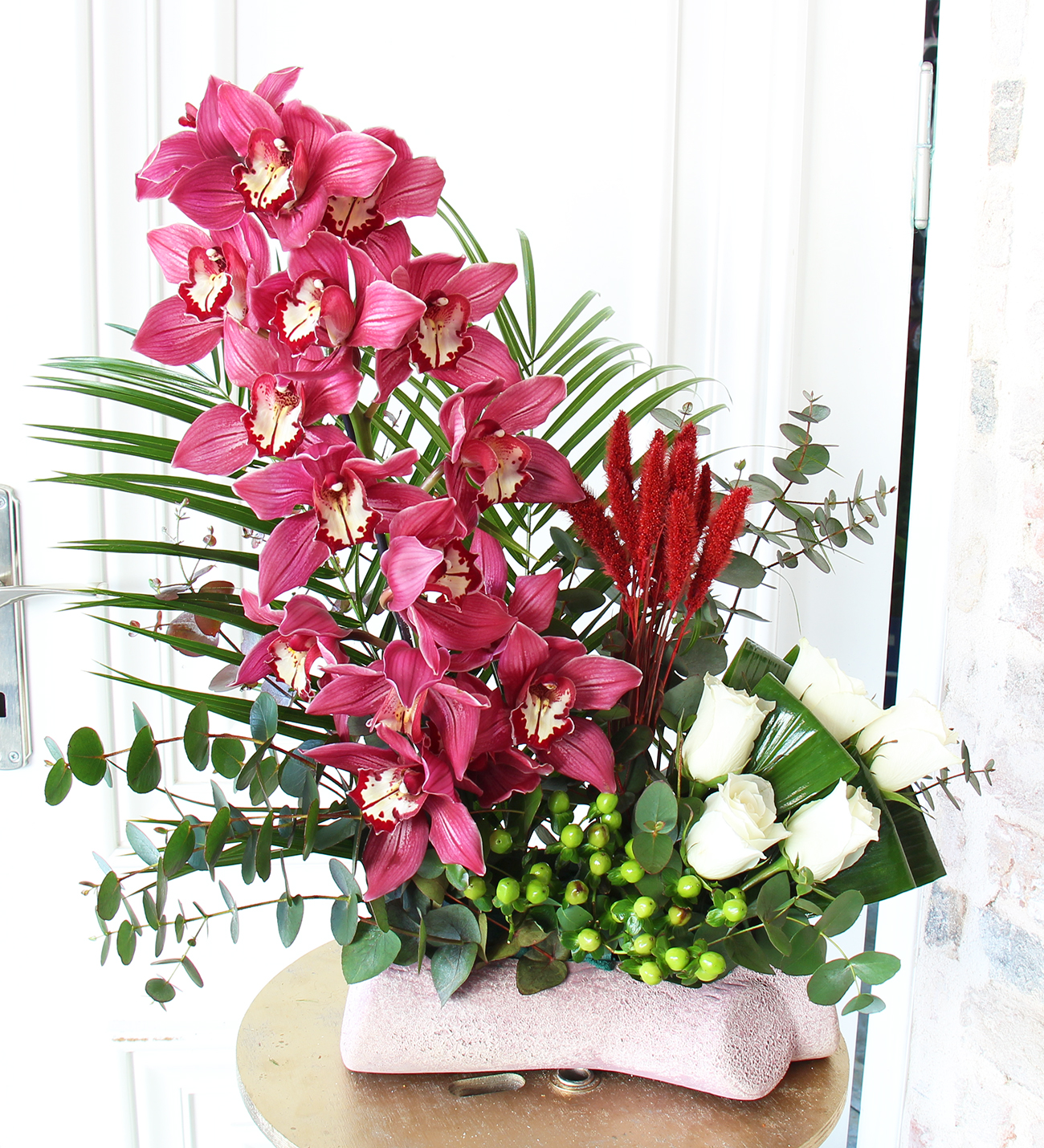 Matila pembe simbidyum orkide beyaz güller aranjmanı
