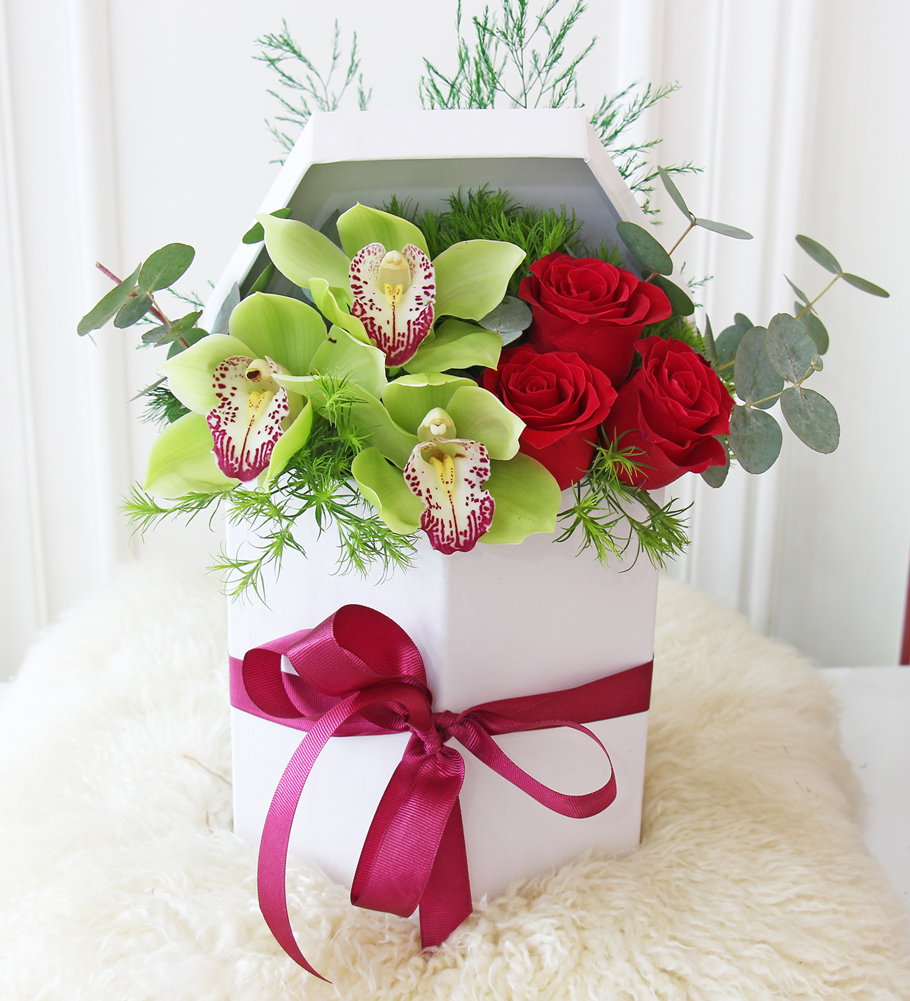 Beyaz kutu seri kırmızı gül ve sinbidyum orkide aranjmanı