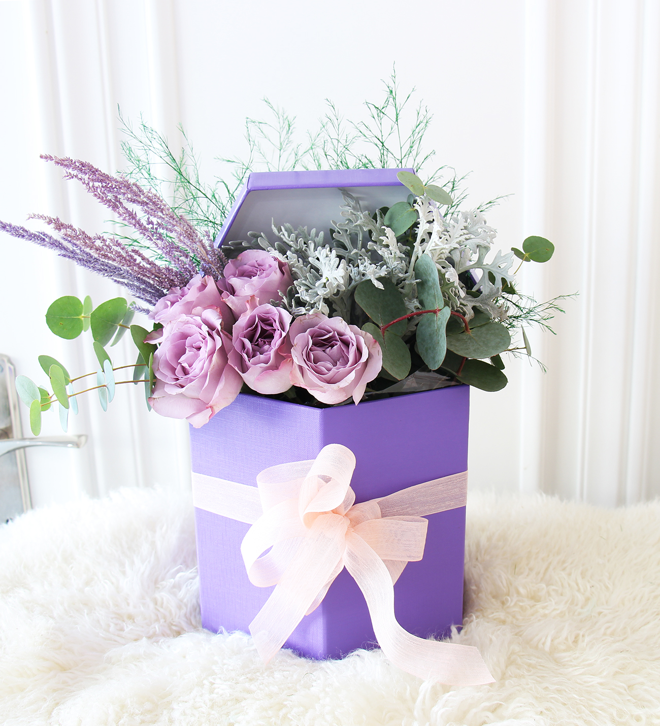 Lila kutu seri lila güller tasarımı
