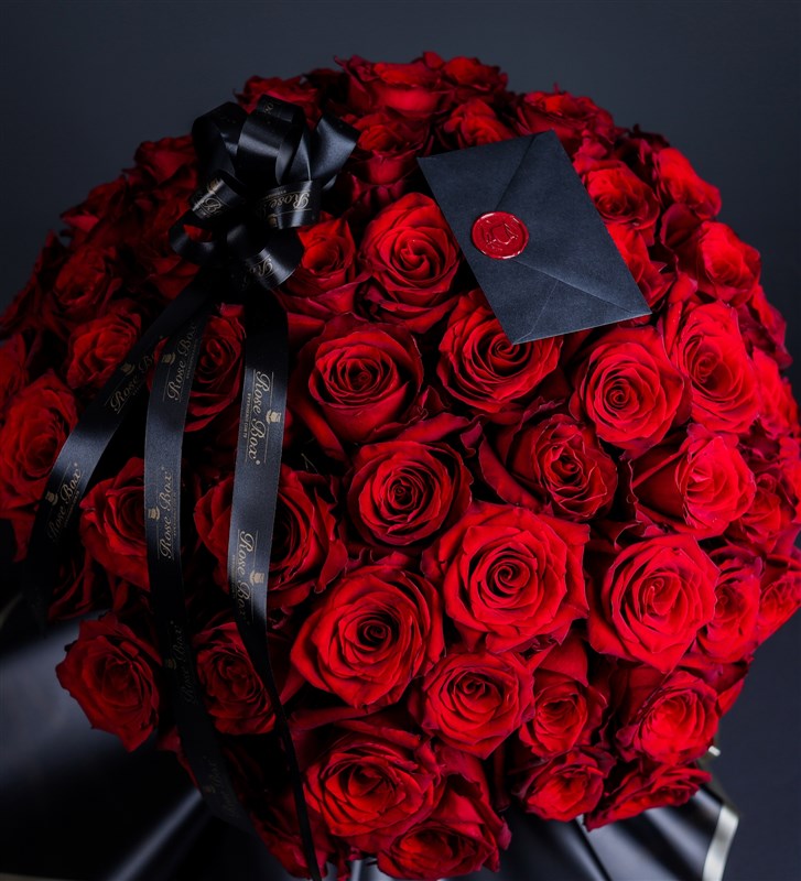 Grand Noir - Bouquet of 100 Red Roses in Black Packaging