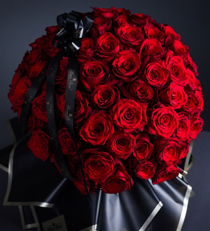 Grand Noir - Bouquet of 100 Red Roses in Black Packaging