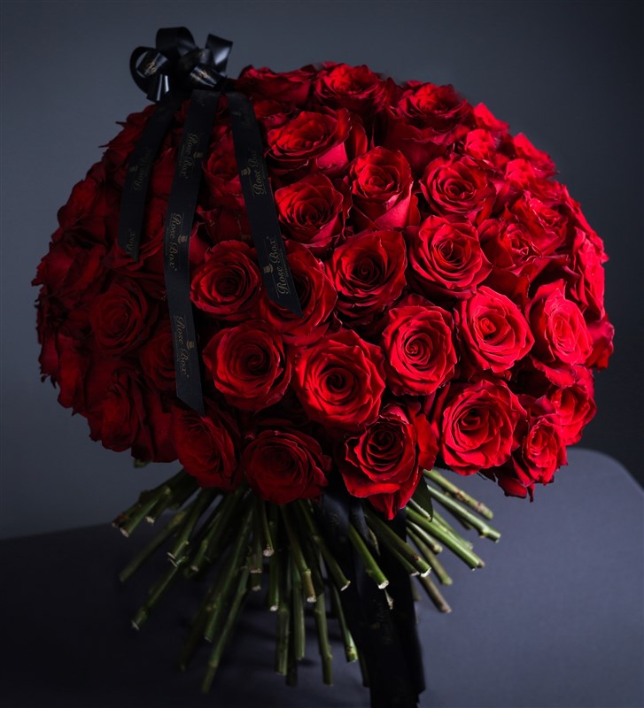 Explorer - Bouquet of 100 Red Roses