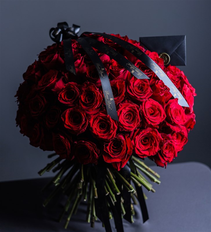 Explorer - Bouquet of 100 Red Roses