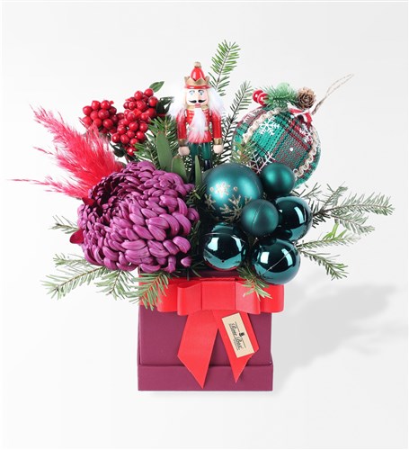 Bordo Kutuda Fındıkkıran, Anastasya Kokina Yılbaşı Çiçeği Aranjmanı