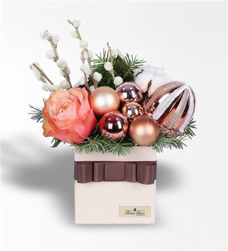 Meşe Palamutu, Pamuk Dalı Ve Kahala Güllerden Yılbaşı Aranjmanı