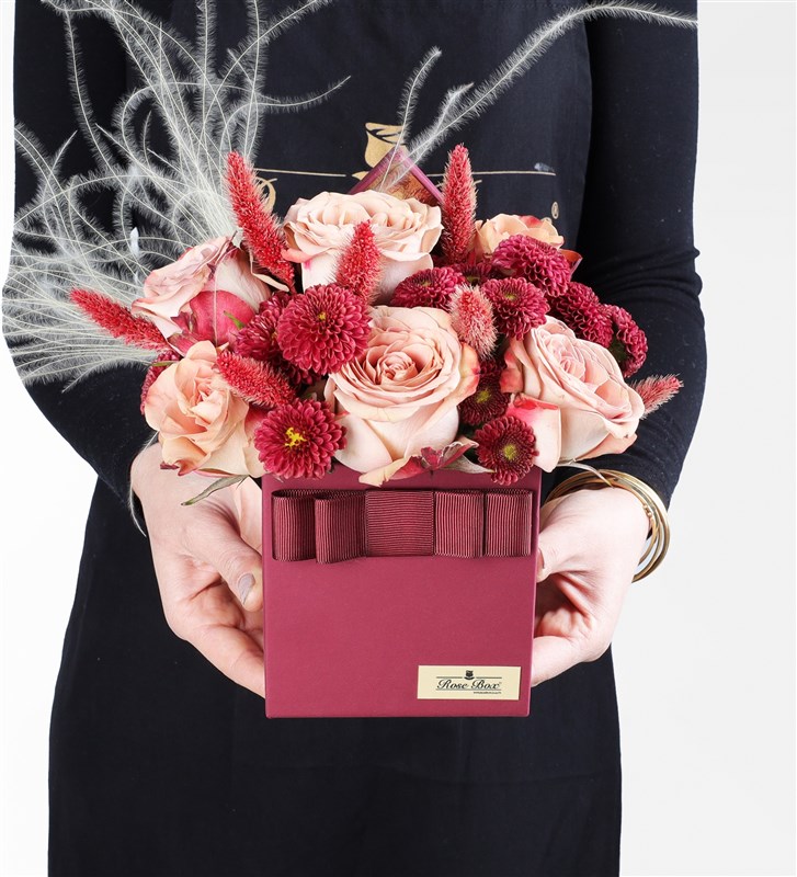 Cappucino Purpetta - Flower Arrangement with Cappucino Roses and Burgundy Chrysanthemums