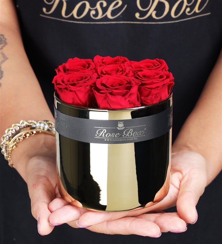 RoseBox Gold Camda Kırmızı Solmayan Güller X Godiva Çıdır Kadayıflı, Dolgulu Antep Fıstıklı Çikolata Hediye Seti