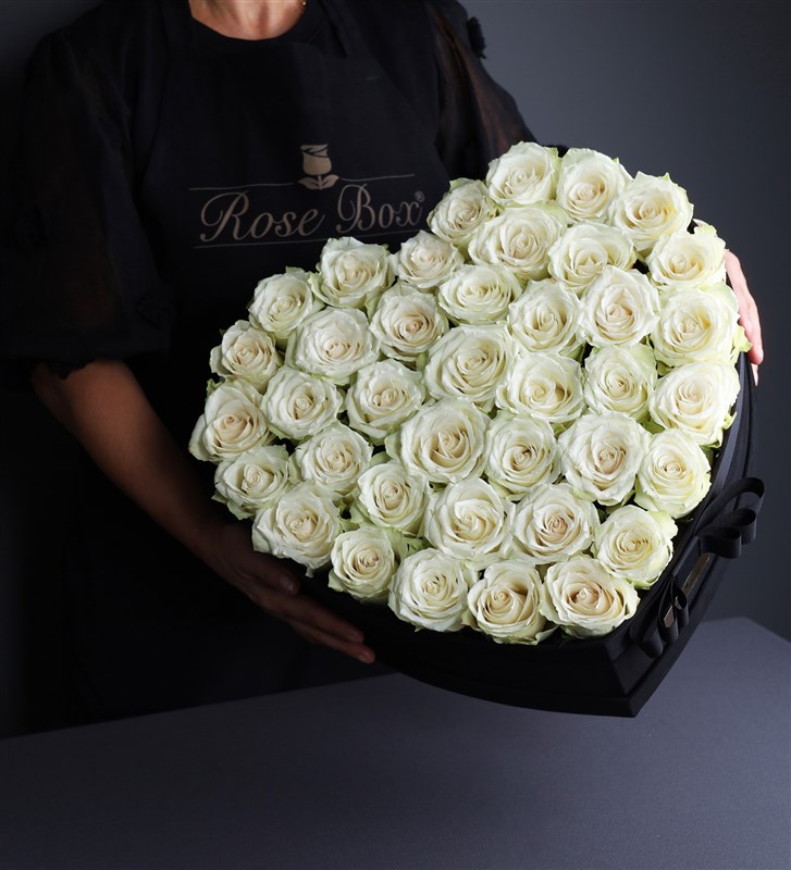 Mon Amor White Moyenne - White Roses in a Medium Heart-Shaped Box