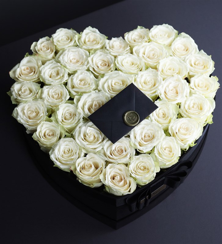 Mon Amor White Moyenne - White Roses in a Medium Heart-Shaped Box