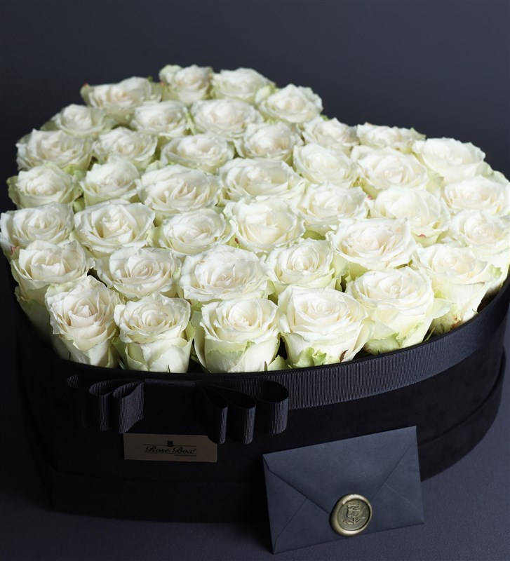 Mon Amor White Moyenne - White Roses in a Medium Heart-Shaped Box