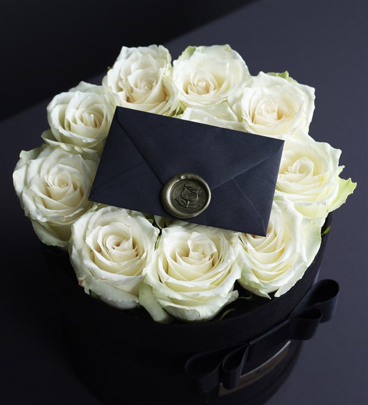 Legend White Petit - White Roses in a Small Velvet Box