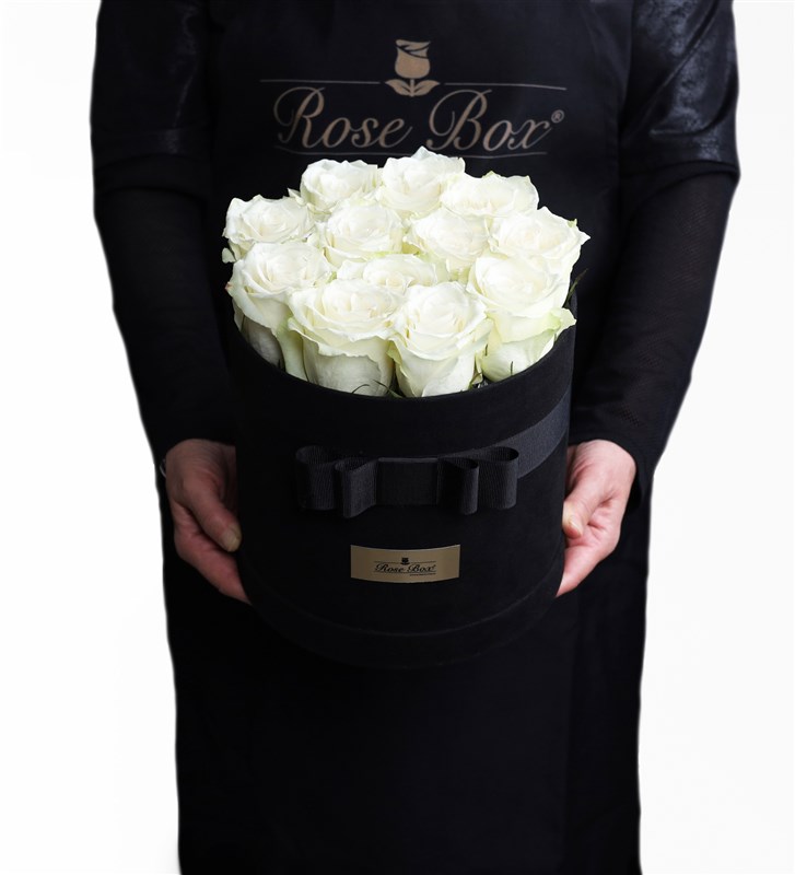 Legend White Petit - White Roses in a Small Velvet Box
