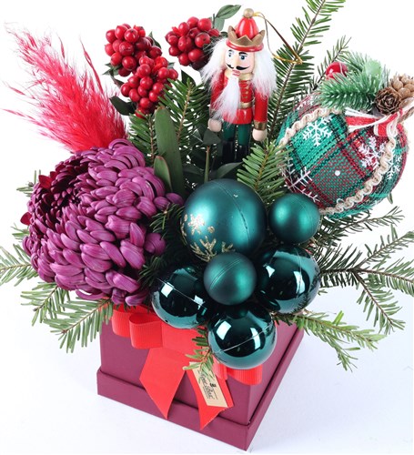 Bordo Kutuda Fındıkkıran, Anastasya Kokina Yılbaşı Çiçeği Aranjmanı - 3