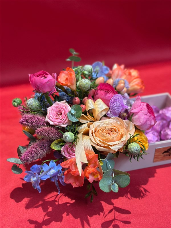 Renkli Aşk Çikolatası ve Çiçek Bahçesi