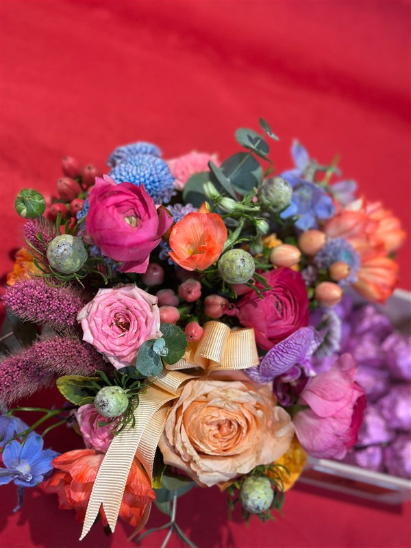 Renkli Aşk Çikolatası ve Çiçek Bahçesi