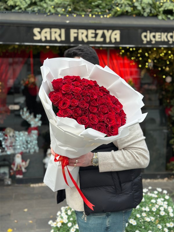 51 Kırmızı Gül Buketi – Zamansız Aşkın En Saf Hali
