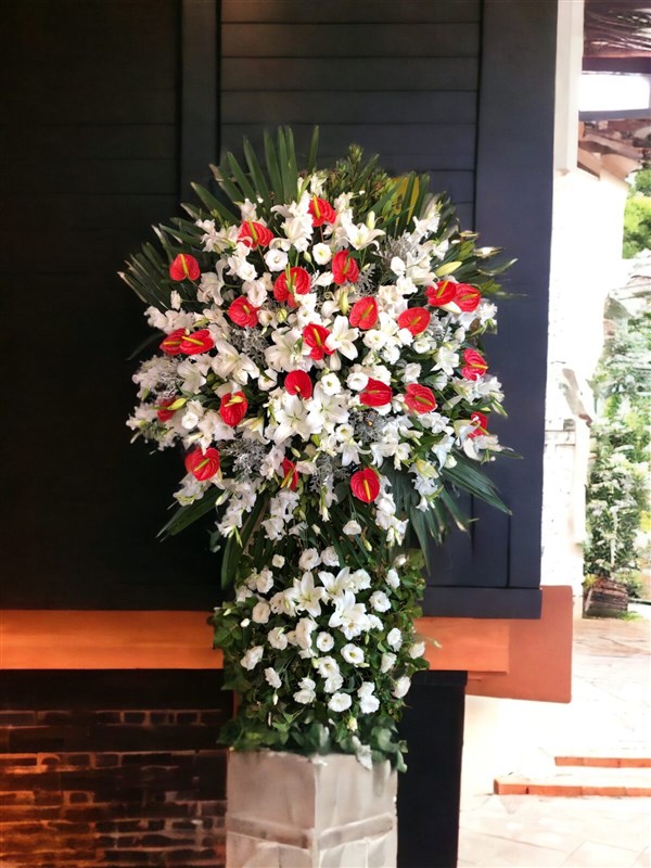 Kırmızı Antorum ve beyaz çiçeklerle Dev Ferforje Çiçeği