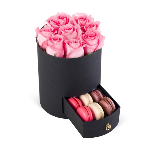 Yuvarlak Siyah Kutuda Macaronlu Pembe Gül