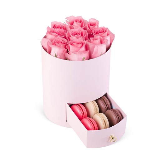Yuvarlak Pembe Kutuda Macaronlu Pembe Gül