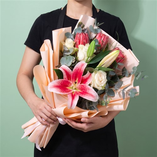 Pembe Lilyum ve Beyaz Gül Buketi Cape Pink