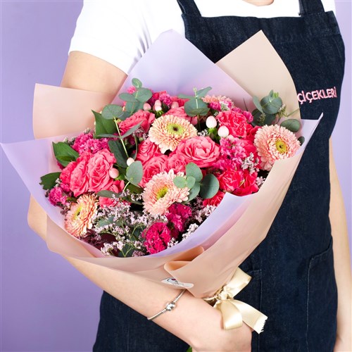 Pembe Çardak ve Gerbera Buketi Kuyucak