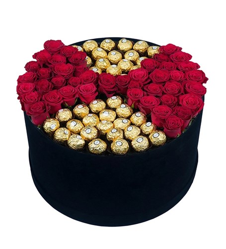Siyah Kadife Mega Kutuda Kırmızı Güller ve Ferrero Çikolata